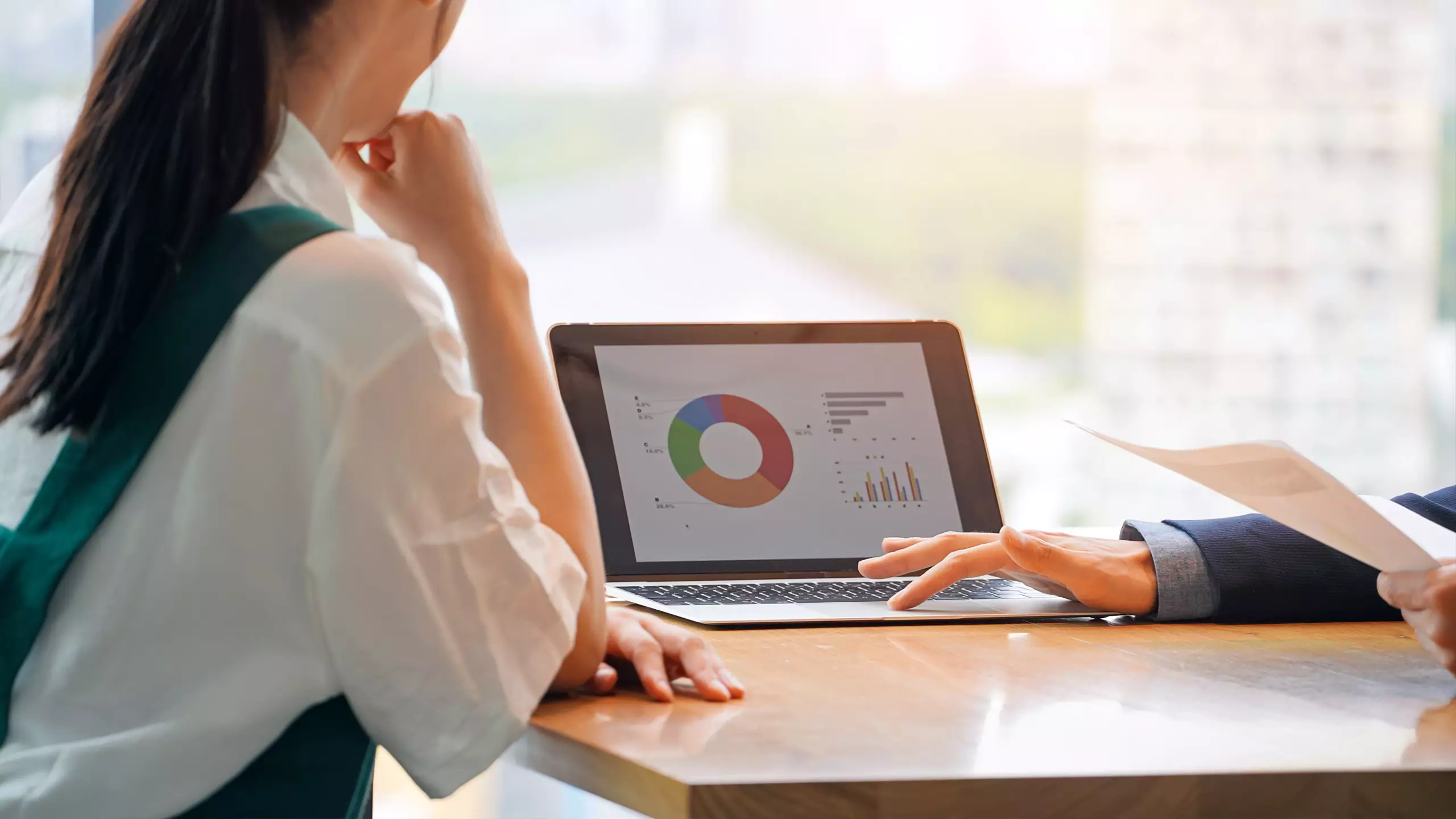 Consulente Google ADS mostra risultati al cliente