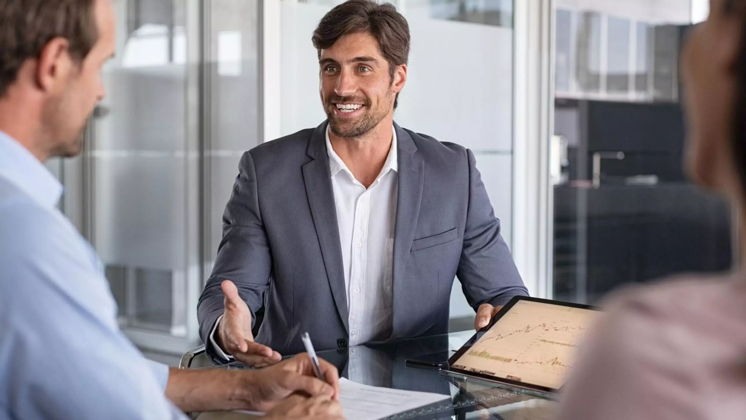 Consulente SEO che mostra risultati reali ad un cliente