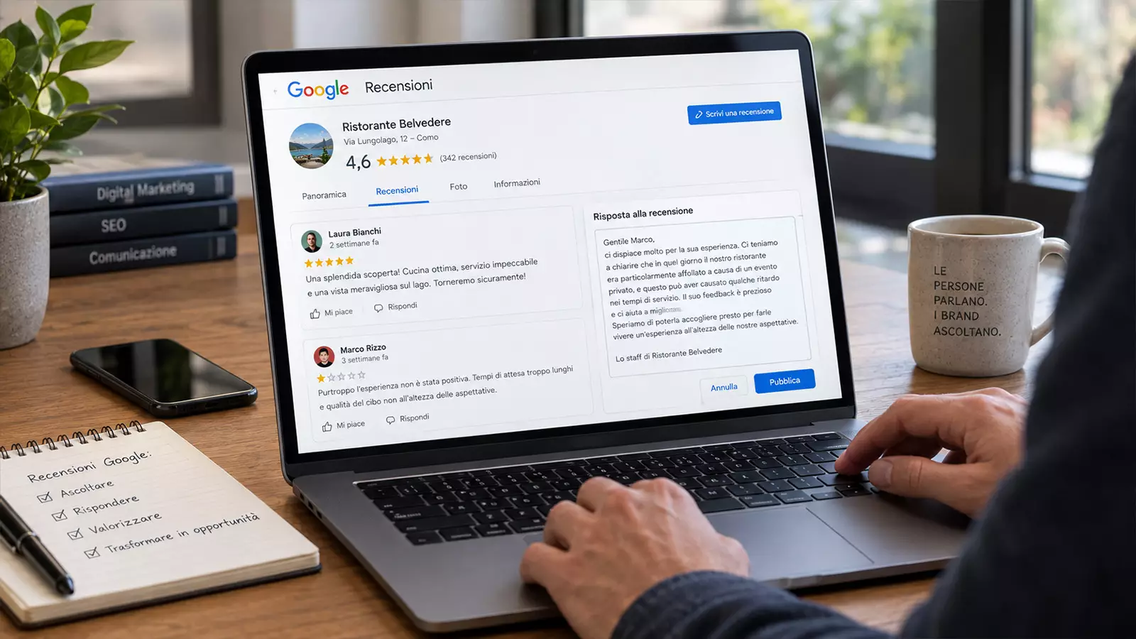 Uomo che risponde alle recensioni dal suo computer