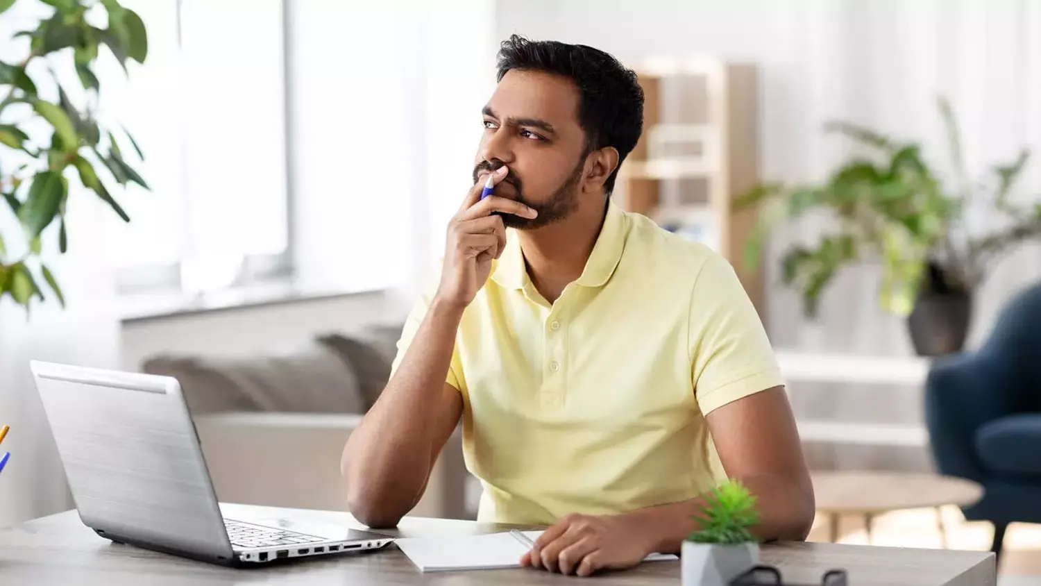 Uomo che non sa scegliere tra Wordpress e CMS proprietario